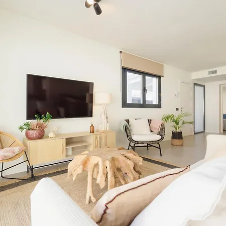 Villa With Minimalist Decor, Pool And Bbq, Two Minutes' Walk From Costabella